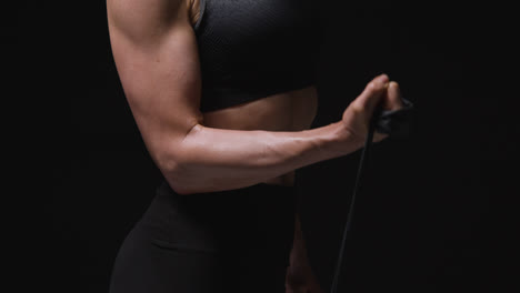 Foto-De-Estudio-De-Una-Mujer-Madura-Vistiendo-Ropa-De-Gimnasio-Haciendo-Ejercicio-Con-Banda-De-Resistencia-1